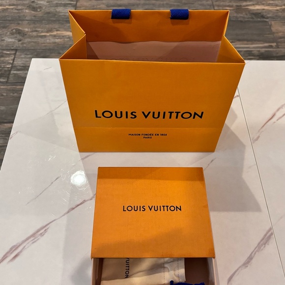 LOUIS VUITTON PETIT LOUIS NECLACE, GOLD - Picture 5 of 7